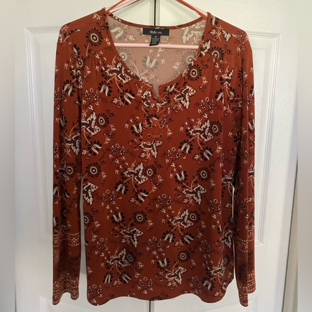 Paisley floral brown top with lace front